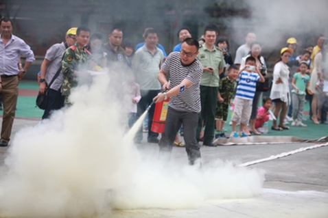 “六一”安全課堂：孩子，登云梯、接水帶、滅火盆你都會么？ ——利寶保險在渝開展家庭安全體驗活動