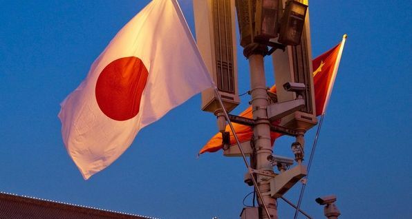 亨利·桑德?tīng)枺喝毡旧探缦M毡炯尤雭喭缎?/>
<p>據(jù)日本駐華大使表示,日本有可能在未來(lái)的幾個(gè)月內(nèi)加入亞洲基礎(chǔ)設(shè)施投資銀行。此舉可視為是日本與美分道揚(yáng)鑣,讓美國(guó)孤軍奮戰(zhàn)。</p>
<p>日本駐華大使木寺昌人(Masato Kitera)表示,日本商業(yè)領(lǐng)袖們相信日本將在六月加入由中國(guó)主導(dǎo)的開(kāi)發(fā)銀行,他對(duì)此亦表示贊同。</p>
<p>“亞洲基礎(chǔ)設(shè)施投資銀行效果顯著,日本商界意識(shí)得太晚了,但是,他們做了大量的努力以爭(zhēng)取加入亞投行。”木寺昌人說(shuō)道。</p>
<p>對(duì)于各個(gè)國(guó)際聯(lián)盟來(lái)說(shuō),啟動(dòng)資金達(dá)500億美元的亞投行成為了導(dǎo)火索。先是英國(guó)背棄了美國(guó),之后韓國(guó)和澳大利亞也在近幾日紛紛效法英國(guó),讓美國(guó)對(duì)這些傳統(tǒng)盟友惱怒不已。</p>
<p>日本要加入亞投行令人始料未及,但由于中日兩個(gè)亞洲大國(guó)關(guān)系處于緊張狀態(tài),因而對(duì)中國(guó)來(lái)說(shuō)是一大勝利。日本與亞把投行的競(jìng)爭(zhēng)對(duì)手亞洲開(kāi)發(fā)銀行聯(lián)系緊密,而亞洲開(kāi)發(fā)銀行行長(zhǎng)是一貫是由日本指定的。日本此前就曾對(duì)設(shè)立新銀行的必要性表示懷疑。</p>
<p>但是,僅僅就在兩周前,日本財(cái)政部長(zhǎng)的內(nèi)閣大臣麻生太郎(Taro Aso)卻一反常態(tài),對(duì)亞投行給出積極的評(píng)價(jià)。</p>
<p>“我們對(duì)加入亞投行一事持慎重態(tài)度,”日本內(nèi)閣大臣菅義偉(Yoshihide Suga)說(shuō)道。“麻生外相對(duì)此的立場(chǎng)也是一樣的。”</p>
<p>在一年一度的中國(guó)博鰲經(jīng)濟(jì)論壇上,以中國(guó)為主導(dǎo)的開(kāi)發(fā)銀行成為了熱門話題。它亦像一支標(biāo)桿,折射出這樣一個(gè)事實(shí):中國(guó)在國(guó)際金融和經(jīng)濟(jì)事務(wù)上的影響力日益增長(zhǎng),相應(yīng)的,美國(guó)對(duì)此的影響力則越來(lái)越小。</p>
<p>事實(shí)上,幾乎每個(gè)參加博鰲論壇的國(guó)家代表都承諾支持設(shè)立亞投行。</p>
<p>在這件事情上,日本最終要與美國(guó)分道揚(yáng)鑣還要衡量諸多因素,尤為關(guān)鍵的是,作為史上最大的貿(mào)易協(xié)定之一,日本在跨太平洋伙伴關(guān)系(Trans-Pacific Partnership)上如何決算?下個(gè)月安倍的訪美之行成果又將如何?</p>
<p>日本是唯一一個(gè)對(duì)美國(guó)地位不遺余力支持的國(guó)家,一部分原因在于美日兩國(guó)的一些官員將亞投行看作是對(duì)日本控制下的亞洲開(kāi)發(fā)銀行的直接挑戰(zhàn),</p>
<p>不過(guò),針對(duì)中國(guó)幫助建設(shè)亞洲基礎(chǔ)設(shè)施的雄偉計(jì)劃,日本商界的高層們不僅將其視為商機(jī),還將其視為修復(fù)兩國(guó)破裂關(guān)系的重要契機(jī)。</p>
<p>三月,日本三菱集團(tuán)中國(guó)分部的高管會(huì)見(jiàn)了即將掌舵亞投行的金立群,表達(dá)他們對(duì)亞投行的支持。曾提任亞洲開(kāi)發(fā)銀行高級(jí)官員的金立群對(duì)很多日本人來(lái)說(shuō)并不陌生。他們表示,有了金立群的參與,在某種程度上,他們對(duì)于亞投行良好的運(yùn)營(yíng)管理變得更加有信心。</p>
<p>亞洲基礎(chǔ)設(shè)施建設(shè)欠缺,但是不管是亞洲開(kāi)發(fā)銀行還是其他多方金融機(jī)構(gòu),都不具有負(fù)擔(dān)所需必要資源的能力。除了日本,亞洲沒(méi)有私人機(jī)構(gòu),如保險(xiǎn)公司有足夠的財(cái)力投資如此龐大而長(zhǎng)期的項(xiàng)目,而新的資本規(guī)定讓銀行不具有支持此項(xiàng)目的資格。</p>
<p>參加博鰲論壇的一名美國(guó)前官員曾表示,如果日本加入亞投行,那么美國(guó)將不得不軟化其強(qiáng)硬態(tài)度,且有可能以觀察國(guó)的身份參與其中。迄今為止,美國(guó)官方表示,他們僅僅是想確保亞投行在其借貸方面是否采用了最佳操作方法,保證最大透明度。</p>
<p>亞投行、新開(kāi)發(fā)銀行(更為人知的是“金磚銀行”)和“一帶一路”基金亦被視為中國(guó)用于處理水泥業(yè)和鋼鐵產(chǎn)業(yè)等行業(yè)巨大過(guò)剩產(chǎn)能的一種途徑。</p>
<p>例如,一些印度官員私底下表示,他們擔(dān)心隨著中國(guó)往外輸出其緊縮的通貨,這些投資項(xiàng)目將會(huì)引發(fā)更為深層矛盾。不過(guò),在亞洲,這樣的聲音只是少數(shù)。</p>
<p>作者:亨利·桑德?tīng)枺℉enny Sender)系《金融時(shí)報(bào)》記者。</p>
</div>
<!--/enpcontent-->
</div>
<div id=