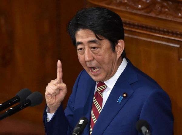 股市暴跌、日元升值致日本“安倍經(jīng)濟(jì)學(xué)”陷危機(jī)
