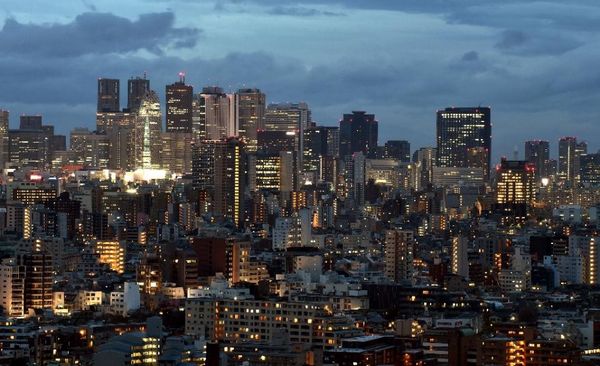 股市暴跌、日元升值致日本“安倍經(jīng)濟(jì)學(xué)”陷危機(jī)