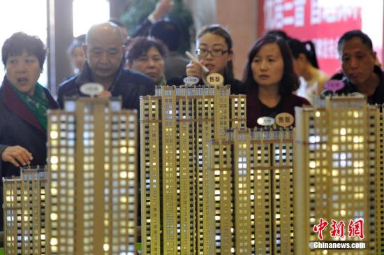 資料圖：山西太原民眾選購商品房。 <a target=&apos;_blank&apos; href=&apos;http://www.chinanews.com/&apos; _fcksavedurl=&apos;http://www.chinanews.com/&apos;></table><p align=