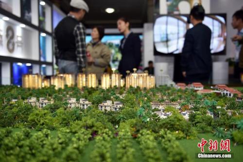 資料圖：售樓人員向顧客介紹樓盤。 <a target=&apos;_blank&apos; href=&apos;http://www.chinanews.com/&apos; _fcksavedurl=&apos;http://www.chinanews.com/&apos; ></table><p align=