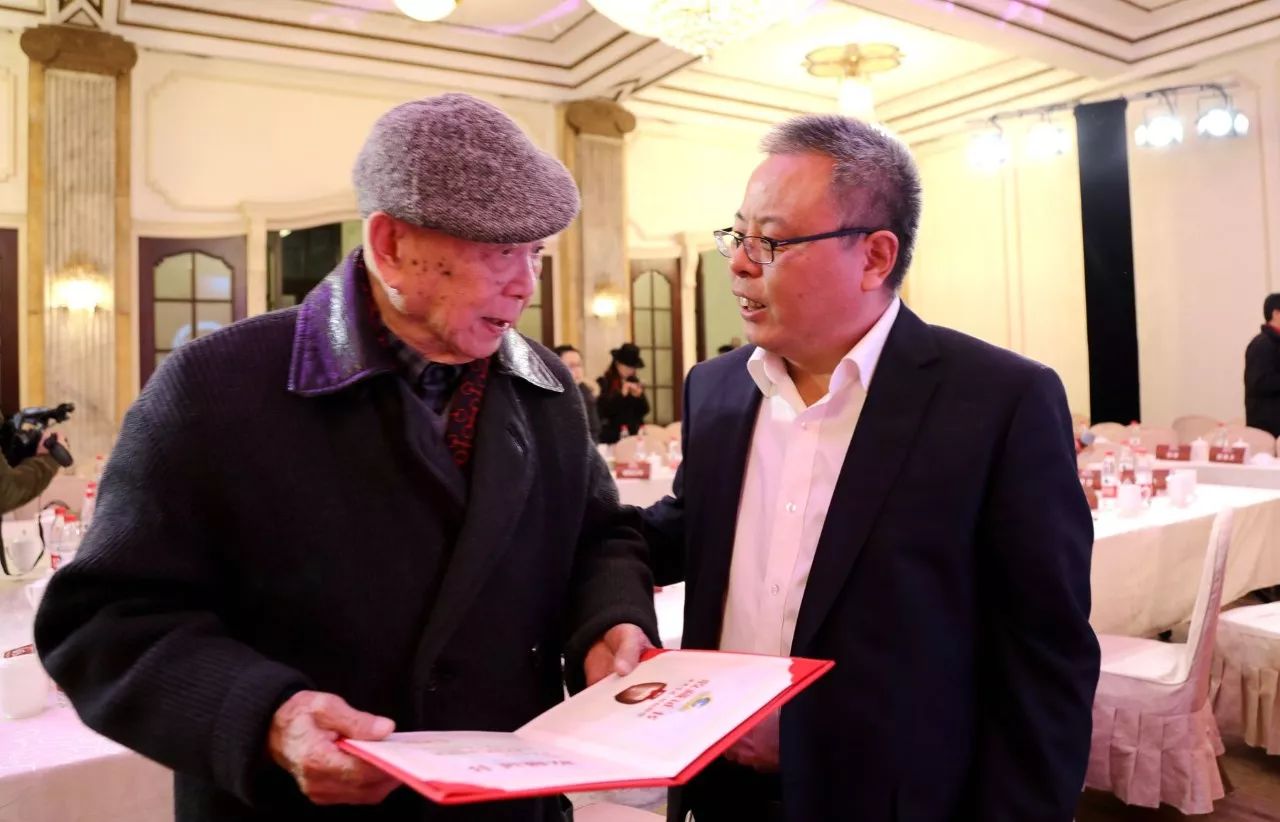 文學(xué)家園：大咖舉杯古井貢，共慶《收獲》60年！